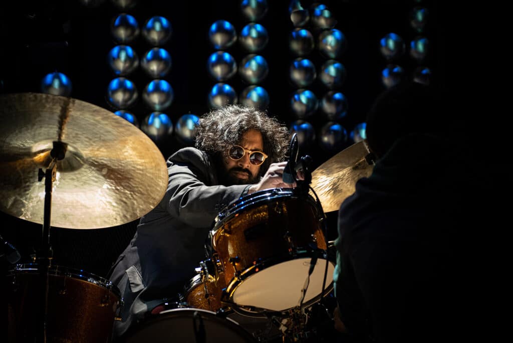 Den sørafrikanske trommeslageren Kesivan Naidoo, en av hans generasjoners største trommeslagere som bl.a. spiller med stjerner som Miriam Makeba, spiller på FRAM med den belgisk-norske pianisten Jonas Cambien. Foto: Palma Fiacco