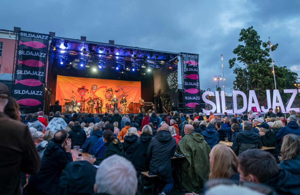 Bo Kaspers på Rådhusplassen under Sildajazz 2024. Foto: Tommy Neverdal