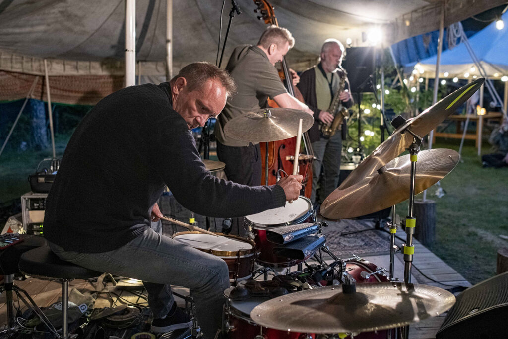 Paal Nilssen-Love akkurat der han skal være, med Frode Gjerstad og Jon Rune Strøm på Motvind. Foto: Dawid Laskowski/Motvind