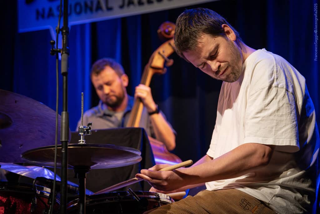 Øyvind Skarbø, med bassist Ola Høyer i bakgrunnen, under slippkonsert med Telehiv på Nasjonal jazzscene. Foto: Francesco Saggio