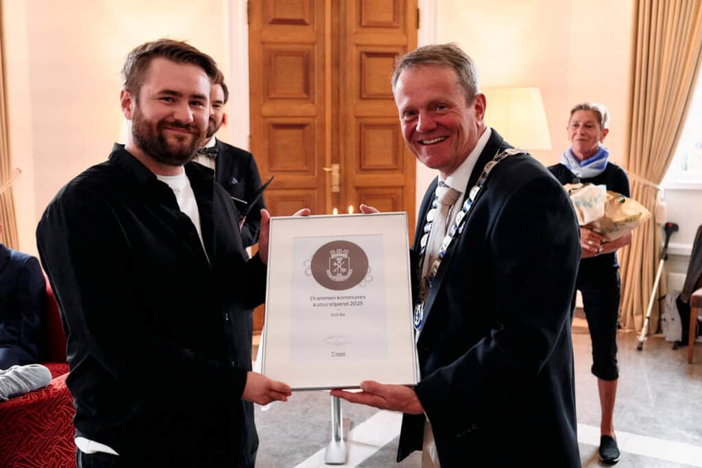 Emil Bø sammen med varaordfører Ulf Erik Knudsen under tildelingen i forrige uke. Foto: Drammen kommune