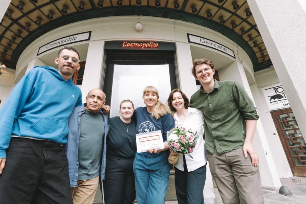 Staben på Cosmopolite, fra venstre: Achy Ouafik (PR- og kommunikasjonsansvarlig), Miloud Guiderk (grunder og kunstnerisk leder), Caroline Hemmingby (produsent), Anna Sienkiewicz (produksjonsleder og booking), Marthe Heggenhougen (daglig leder) og Eirik Kristensen (økonomiansvarlig og produsent). Foto: Jonas K. Riise