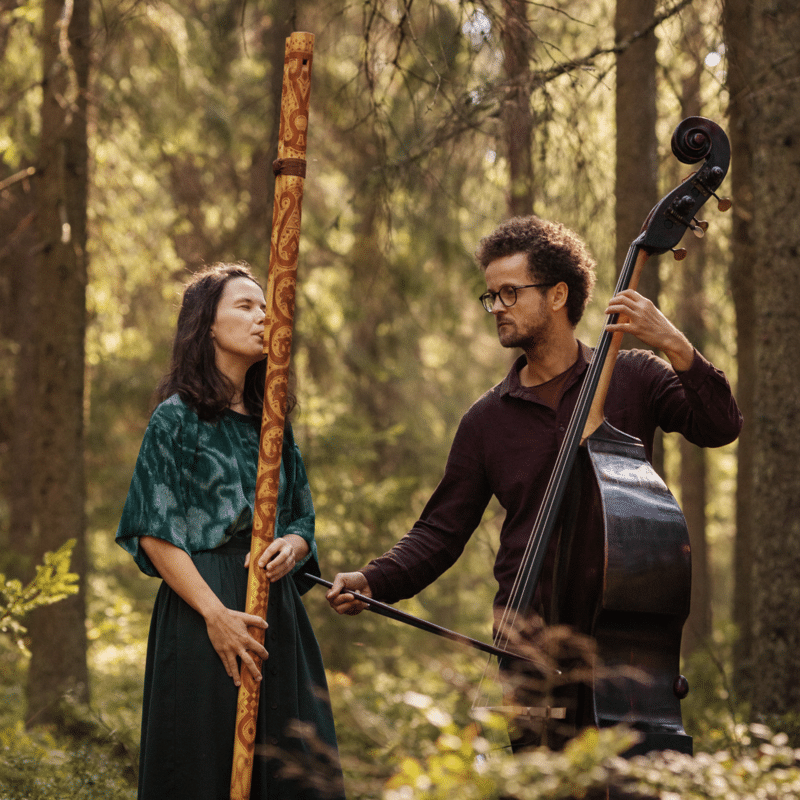 Michaela Antalova og Adrian Myhr, her i en annen anledning, er inspirert av folkemusikktradisjoner fra Slovakia og Norge. De spiller søndag under Motvind. (pressefoto)