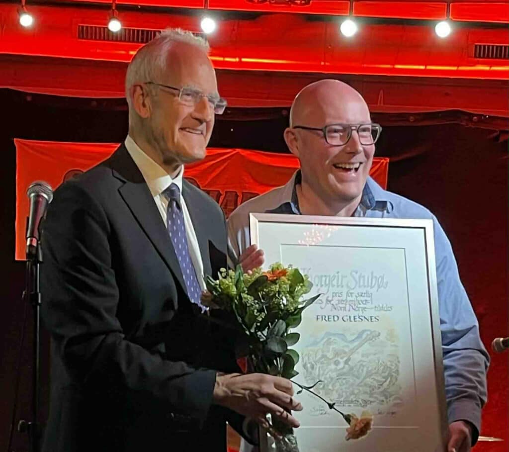 Prisutdeler Sofus Urke (t.v.) og prisvinner Fred Glesnes. Foto: Vigdis Kosmo Notøy