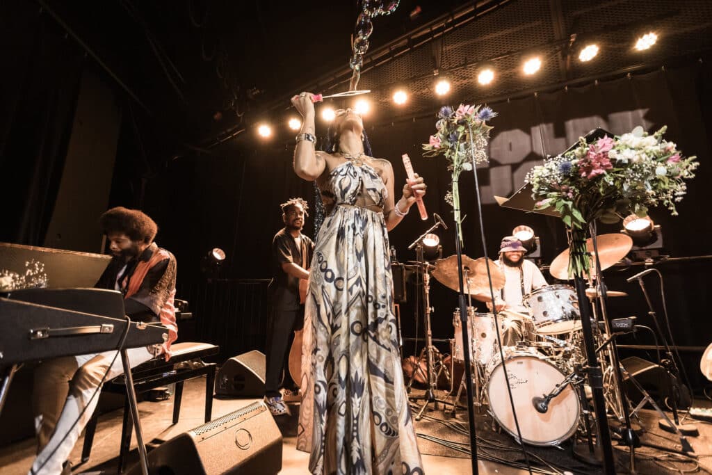 Aja Monet blåser såpebobler over band og publikum under en fin seanse på Storyville, tirsdag kveld på Moldejazz. Foto: Ole Bjørn Steinsvik