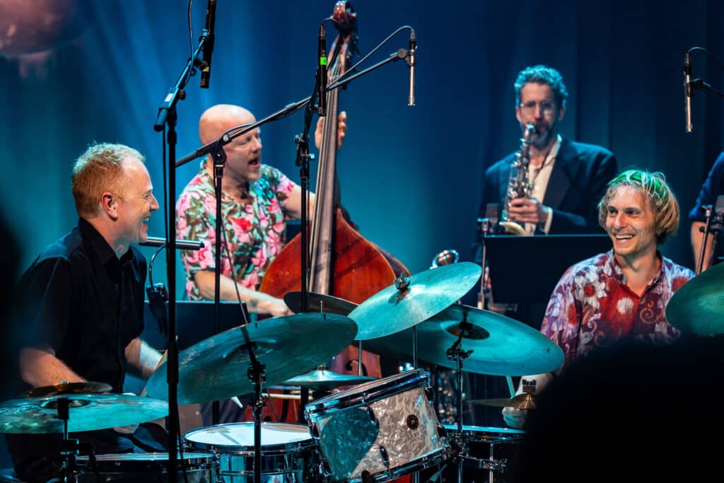 Intet mindre enn tre trommeslagere i Supersonic Orchestra. Gard Nilssen har med seg Håkon Mjåset Johansen (til venstre) og Hans Hulbækmo. Bak: Ingebrigt Håker Flaten og Per 