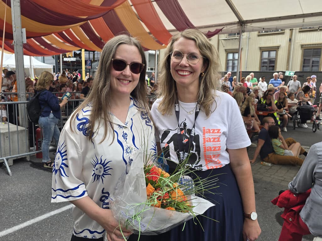 Prisvinner Hanna Paulsberg sammen med festivalsjef Ragnhild Menes. Foto: Camilla Slaattun