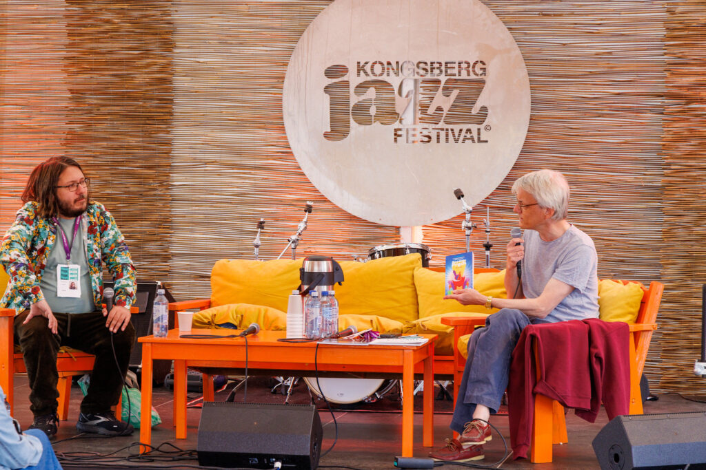 Redaktørduoen på plass i Jazzboksen i fjor. Foto: Tommy Johansen/Kongsberg Jazzfestival