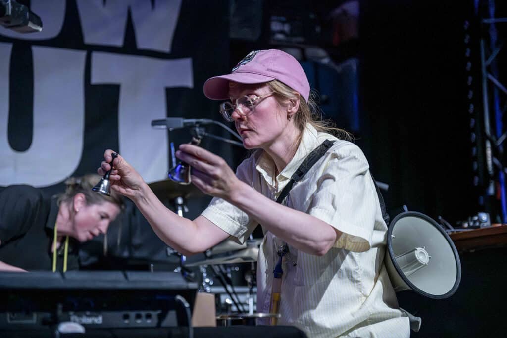 Ane Marthe Sørlien Holen, en av tre slagverkere/perkusjonister i Pinquins. Foto: Dawid Laskowski/Blow Out