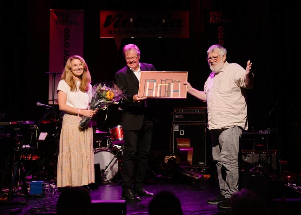 Fra venstre: Line Juul, Festivalsjef Oslo Jazzfestival, Svein Skarheim, styreleder Oslo Jazzfestival og prisvinner Jon Kristian Johnsen. Foto: Anna Rogneby/Oslo Jazzfestival
