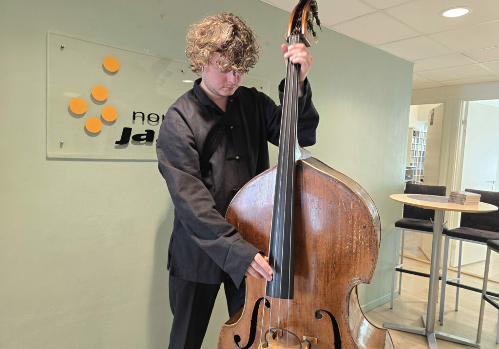 Johannes Elnan hentet bassen på Norsk jazzforums kontor i slutten av august. Foto: Camilla Slaattun