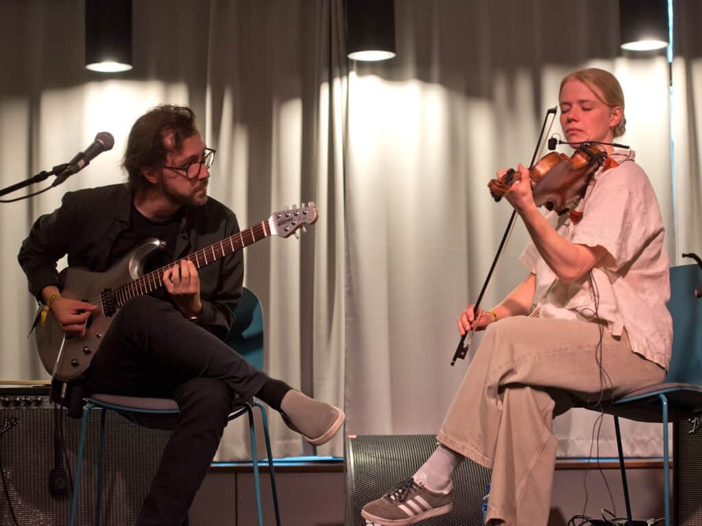 Morten Georg Gismervik og Tuva Halse spilte en nydelig duokonsert. Foto: Tommy Neverdal/Sildajazz