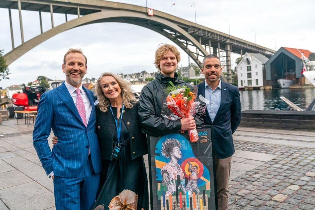 Prisen ble delt ut av konsernsjef Pablo Barrerra i Haugaland Kraft og styreleder Unni Hilt fra Sildajazz. Foto: Sildajazz