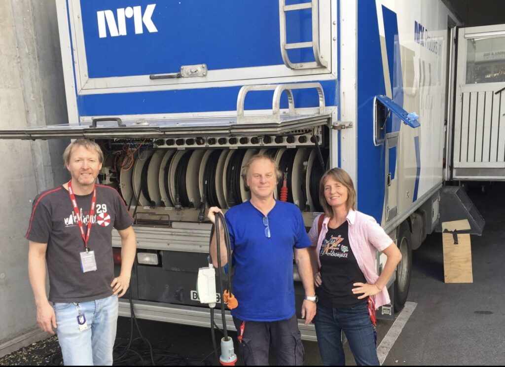 Jazzklubbens Karen Frivik og Per Ravnaas ved NRKs lydbuss under Moldejazz i 2017. Blir statskanalens nærvær mindre under landets festivaler med omleggingen av musikkdekningen deres? Det er blant de åpne spørsmålene etter at seks radioprogrammer, deriblant Jazzklubben, nå blir lagt ned. Vi har snakket med Frivik og musikksjef Mats Borch Bugge om beslutningen i dette nummeret av NTT. Foto: Privat