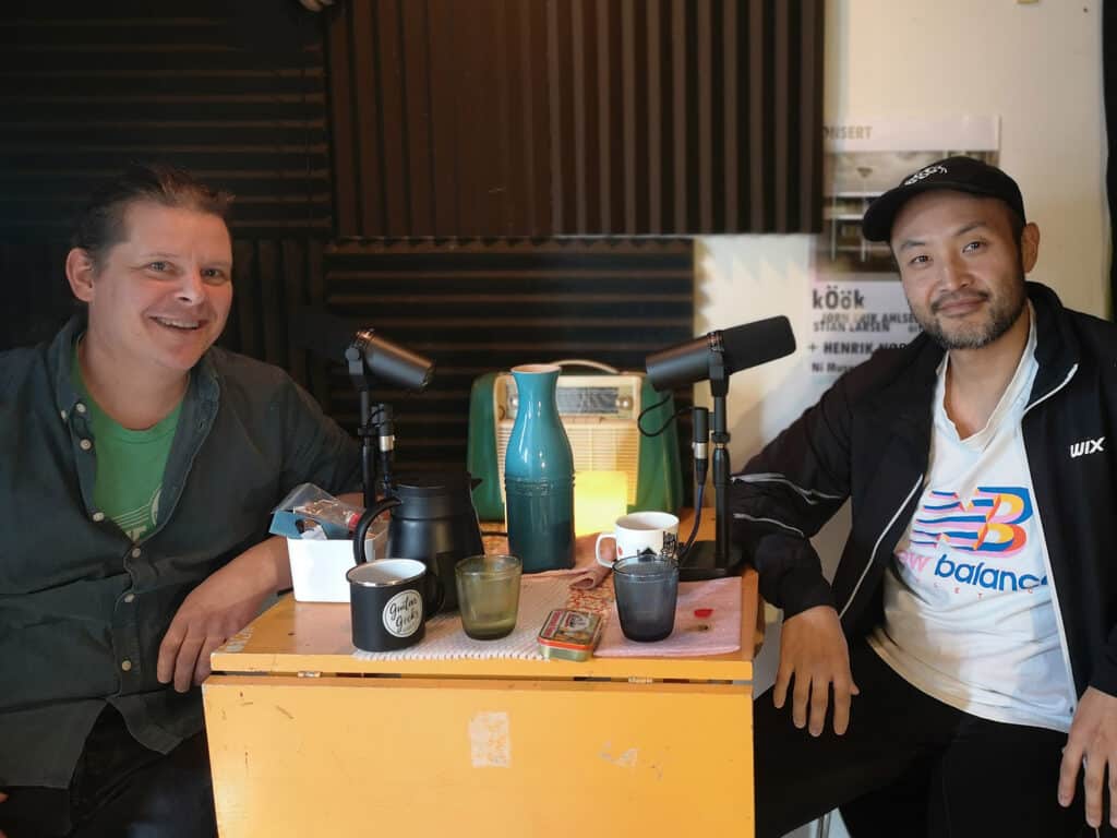 Jazzfluenseren serverer sterk kaffe til gitarist Stian Larsen (til høyre), en av flere musikere som som har vært gjest i podkast-serien. Foto: privat