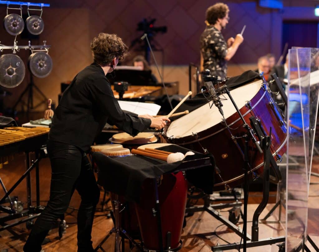 Kork med dirigent Jonathan Stockhammer spilte konsert under samtidsmusikkfestivalen Ultima 19. september. Urfremføring av nytt verk av Henrik Hellstenius med slagverker Jennifer Torrence og pianist Ellen Ugelvik. Sendes i NRK TV og radio 19. oktober. Foto: Hans Erik Lindbom/NRK