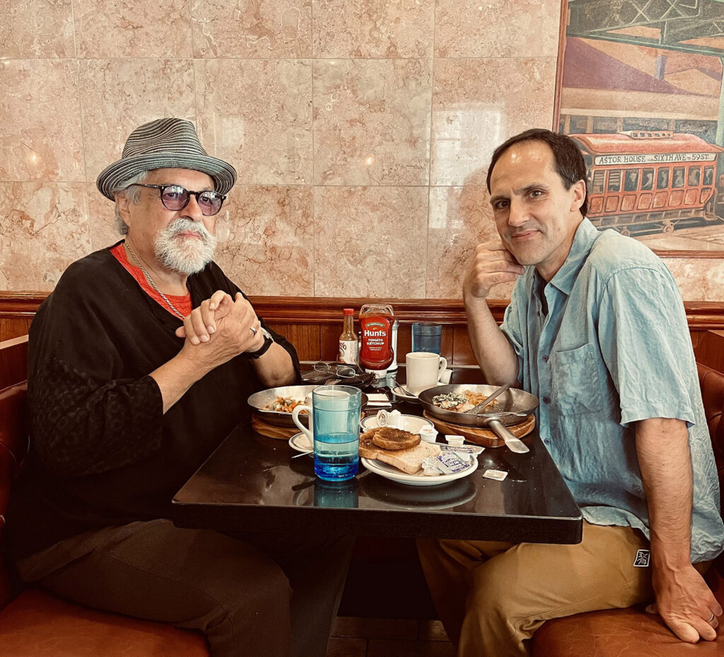 Thomas Strønen med Joe Lovano på hans faste diner på 6th Ave. Foto: privat