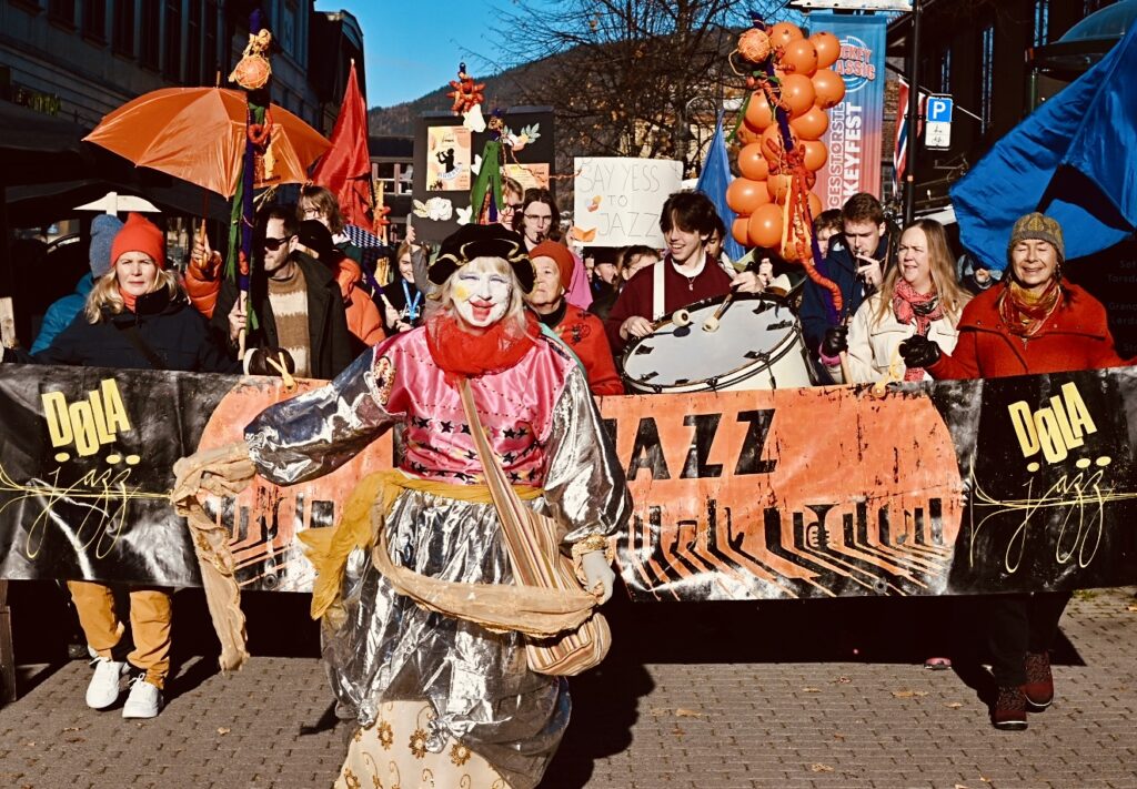 Åpningsparade i nydelig høstsol. Foto: Steinar Sulheim/Dølajazz