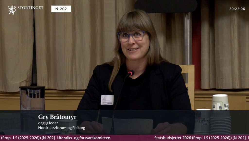 Daglig leder i Norsk jazzforum, Gry Bråtømyr, i høring hos utenriks- og forsvarskomiteen mandag 27. oktober. (skjermdump Stortingets nett-TV)