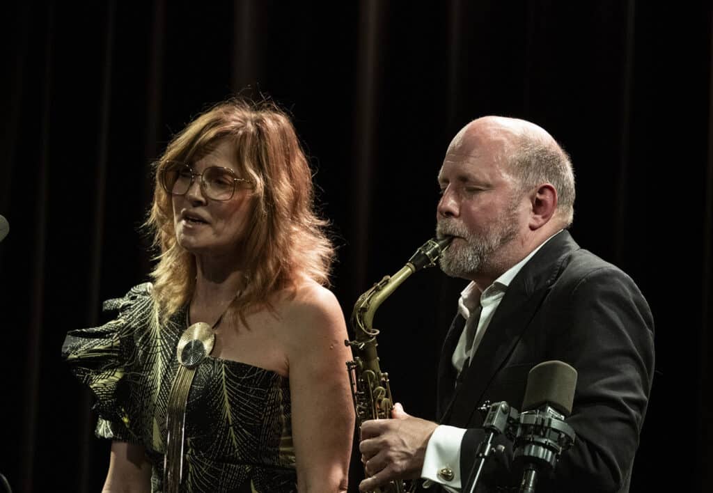 Juliana Venter og Rolf-Erik Nystrøm gav både fest og høytid på en regnpreget høstonsdag. Foto: Stein Hødnebø