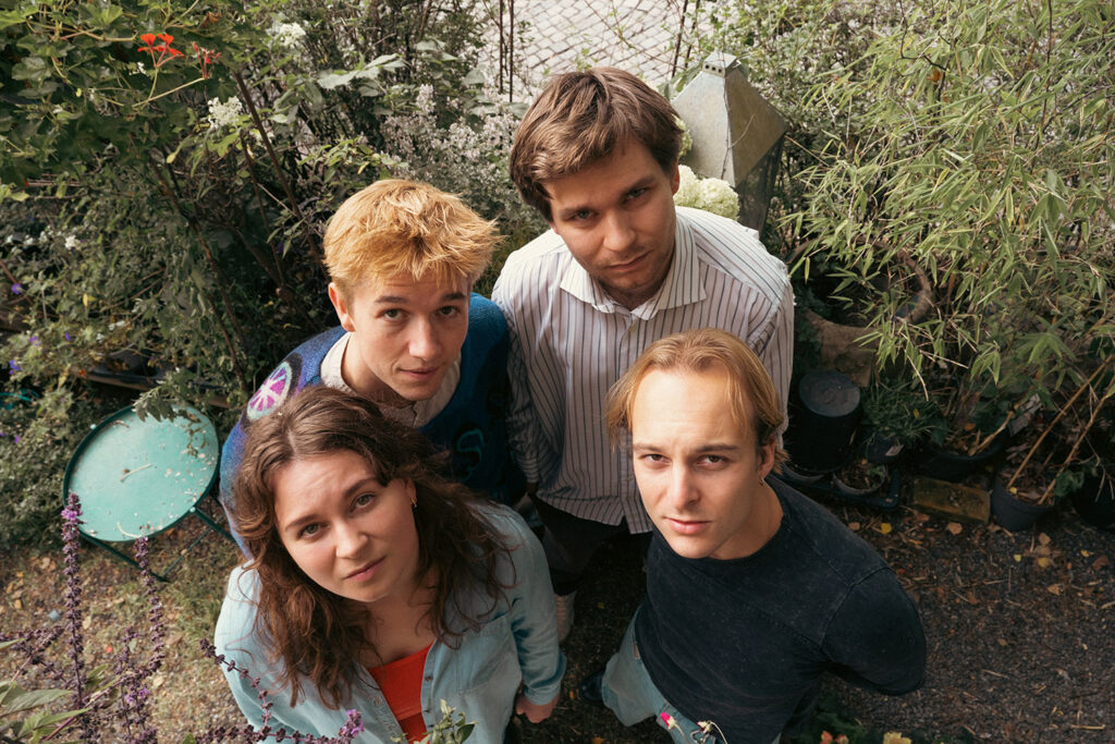 De som titter opp på oss her er Leirblaa - med klokka fra nedre venstre ser vi Jenny Frøysa, Jakob Nordli, Amund Storløkken Åse og August Glännestrand. Vi snakker med Jakob om bandets nye plate i denne utgaven av NTT. Foto: Eiril Nås Høistad