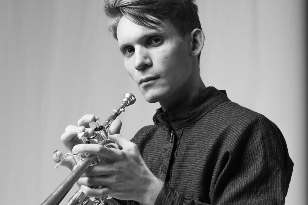 Trompeter Peter Wallem Anundsen jaktar klangar skreddarsydd for heile OJKOS. Foto: Sofie Berrefjord.