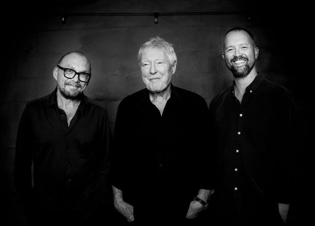 Tre generasjoner norske jazzmusikere, Bugge Wesseltoft, Arild Andersen og Gard Nilssen, spiller i Kongsberg kirke fredag 3. juli 2026. Foto: André Løyning