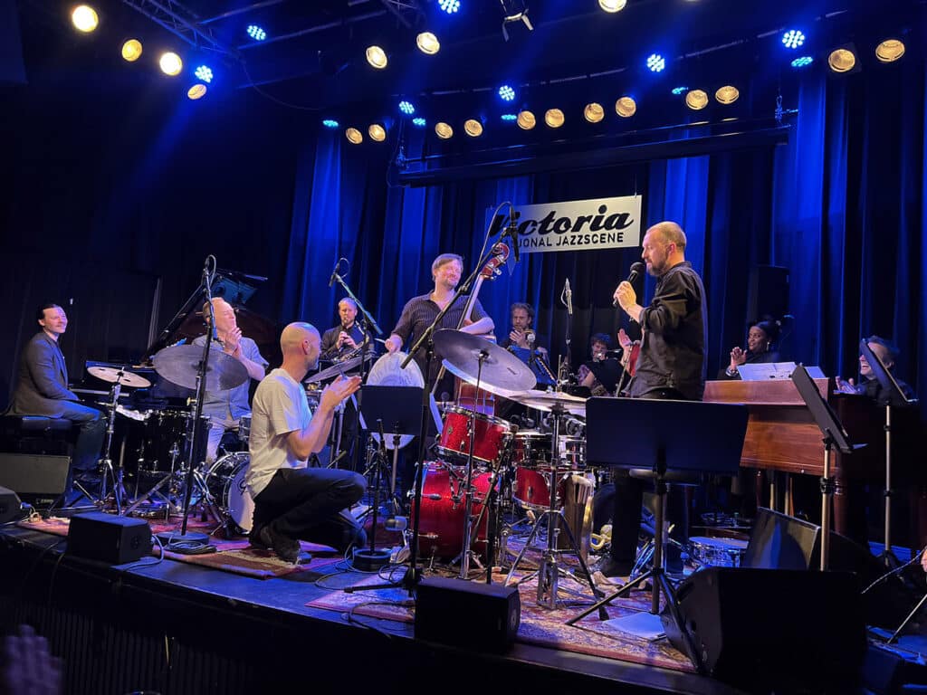 Profesjonell briljanse og varmt vennskap. TJO viser kjærlighet til Ole Morten Vågan. Foto: Eyvind Fredriksen