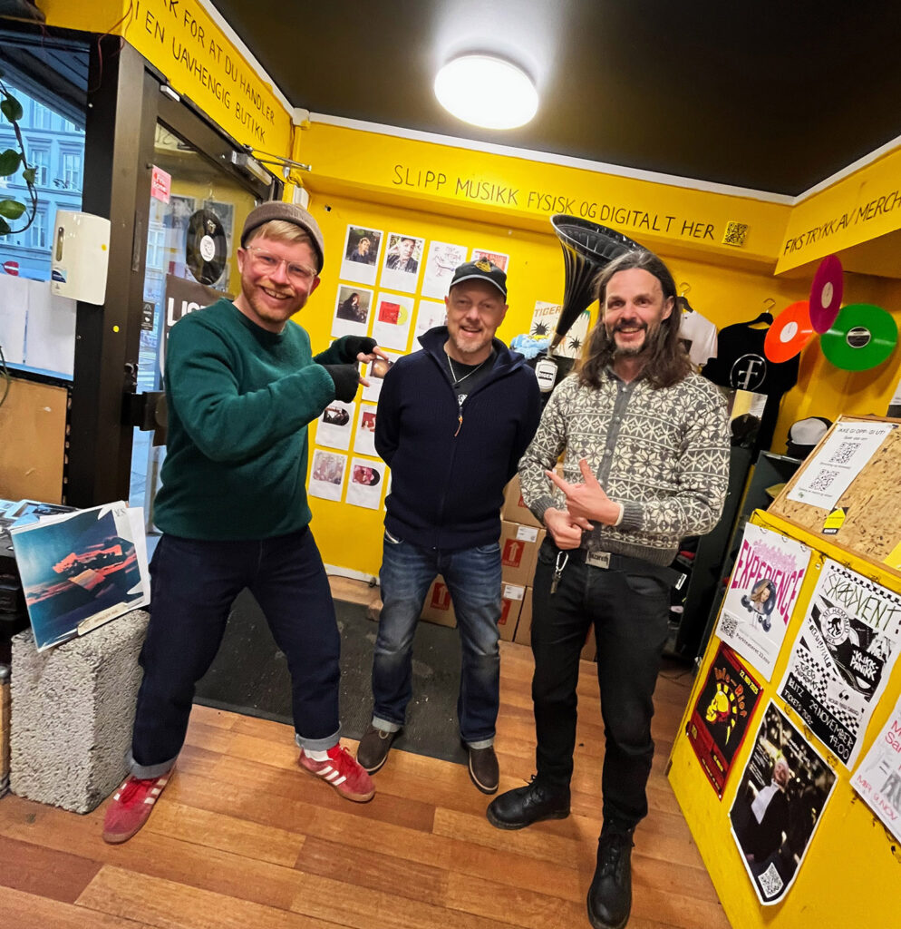 Jørgen Solberg Knutsen, Ingebrigt Håker Flaten og Kristian Kallevik i godt lune inne på platebutikken Tiger. Alle tre er intervjuet (riktignok i to forskjellige omganger) i vår seksjon om alternativer for musikkbransjen helt nederst i NTT nummer 300. Huzzah! Foto: Tiger