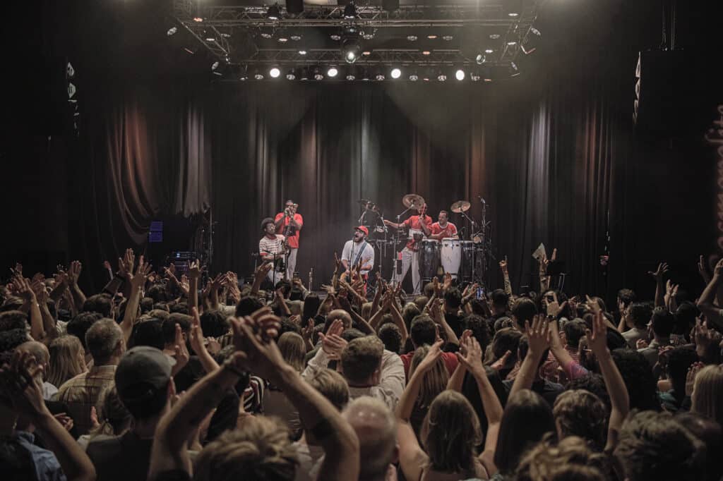 Blir det mindre av dette framover? Fullt hus og elektrisk stemning da brasilianske Gilsons spilte på Cosmopolite i oktober. Foto: Lasse Brown.