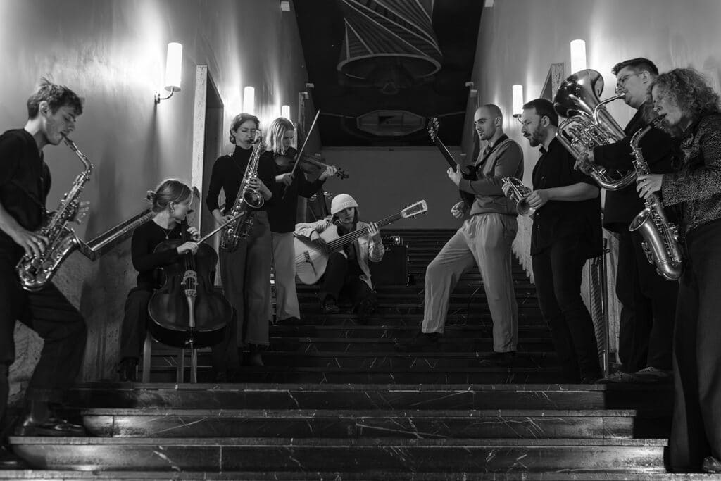 OJKOS kaller inn fra trappa i foajeen. Foto: Pål Dybwik