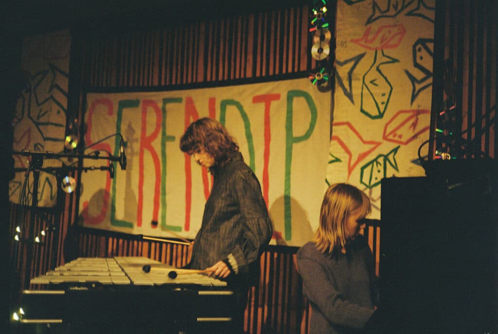 Lina Vindenes (vibrafon) og Hedda Örnsten (piano, keys) i Kvifor. Foto: Liana Gizachew