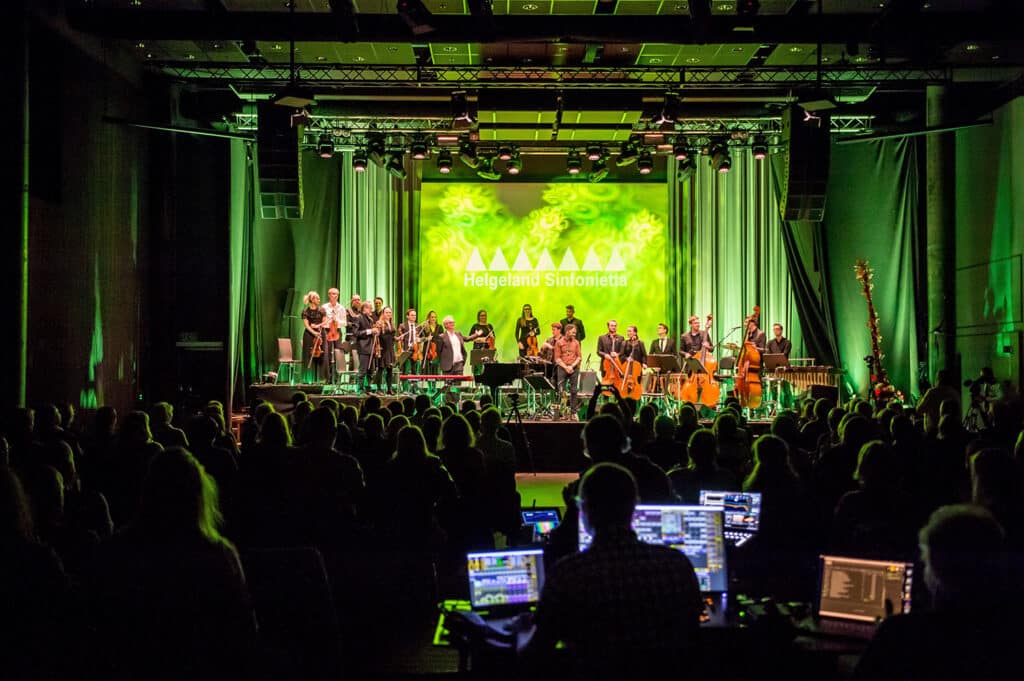 Jan Gunnar Hoffs verk VAAPSTENJEANOE ble framført på Smeltedigelen Musikkfestival i oktober 2021 med Helgeland sinfonietta og solistene Hoff, Arve Henriksen (trompet) og Mats Eilertsen (bass). Foto: Bjørn Leirvik