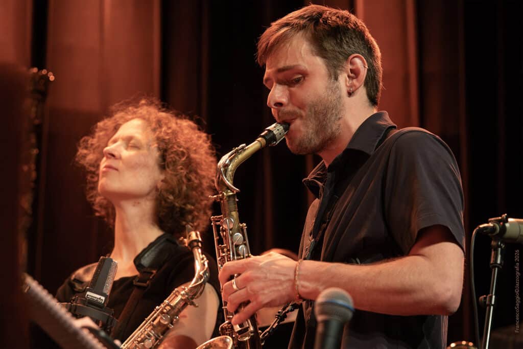 Sol Léna-Schroll. I bakgrunnen Maria Dybbroe. Foto: Francesco Saggio