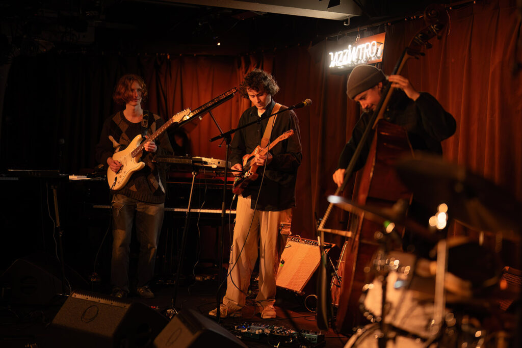 Sakte, fallende under Jazzintro på Bergen Jazzforum. Foto: Jarle H. Moe