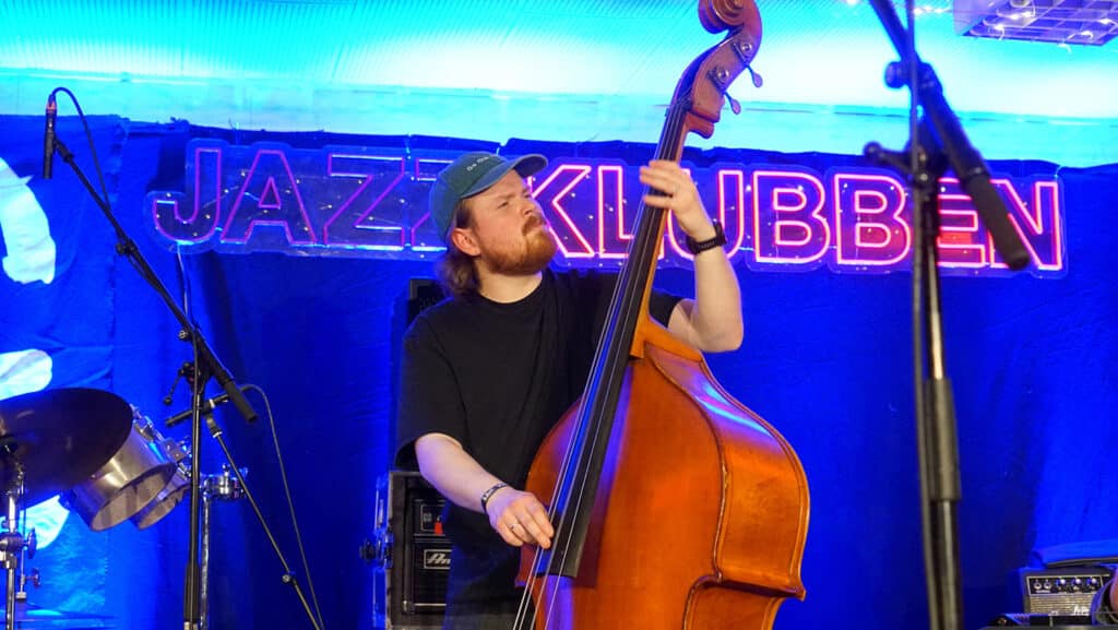 Toivo Fjose, her på scenen med The Red Barn fredag kveld. Foto: Anders Flatlandsmo/Vossa Jazz