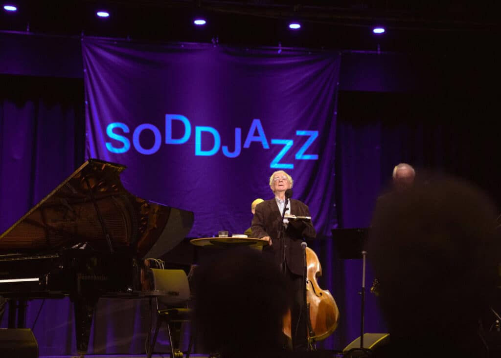 Poet Jan Erik Vold smeller til i mikken. Foto: Soddjazz