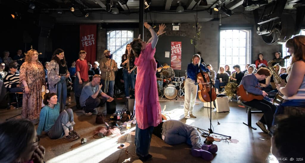 Kunstnerisk leder Heida Mobeck i senter under Trondheim Jazzorkesters 