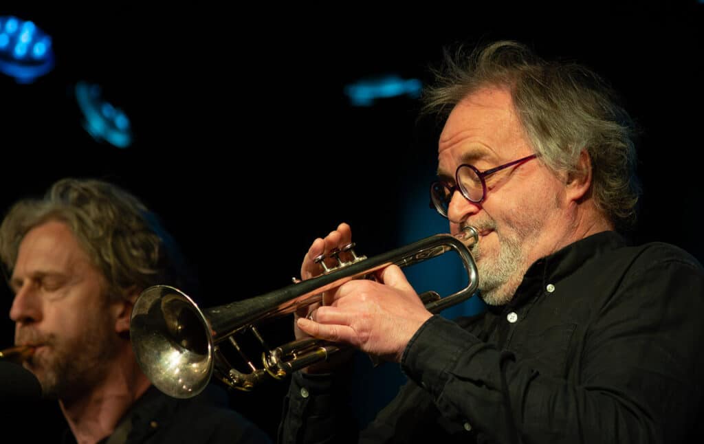 Didrik Ingvaldsen feirer 40 år med sitt band Pocket Corner. I bakgrunnen Kjetil Møster. Foto: Andrii Zolotonyshyn/Maijazz