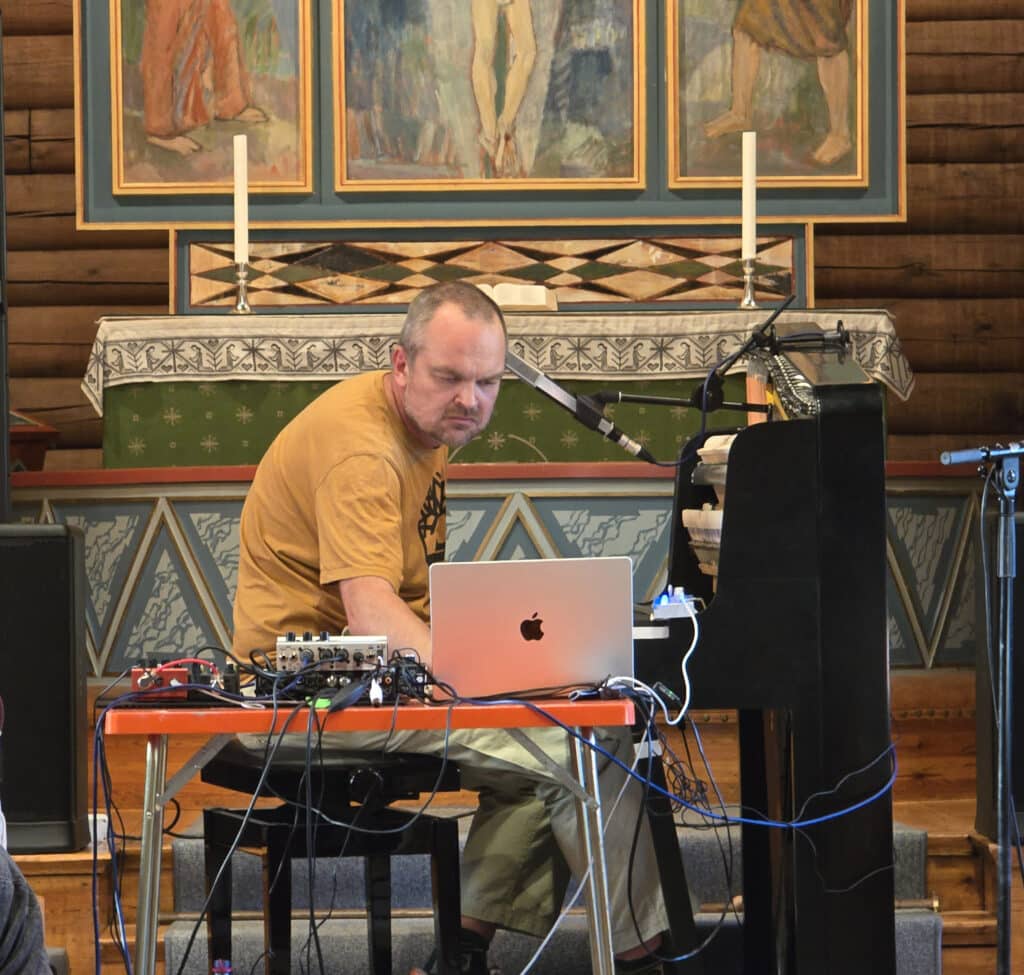 Morten Qvenild i Skoklefall kirke. Foto: Camilla Slaattun