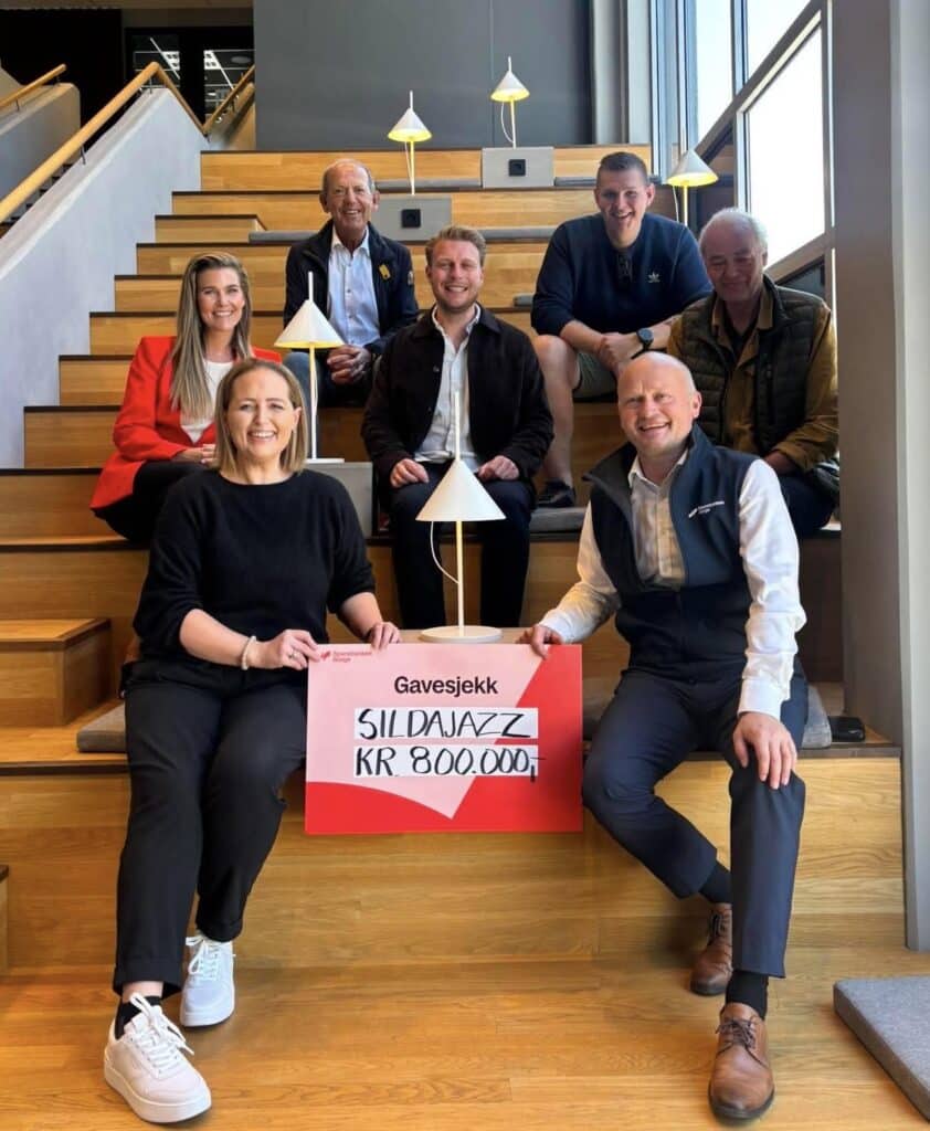 Styret i Stiftelsen Sildajazzen sammen med representanter fra Sparebanken
Norge i forbindelse med tildelingen av 800 000 kroner til Sildajazz 2026. Foto: Sildajazz