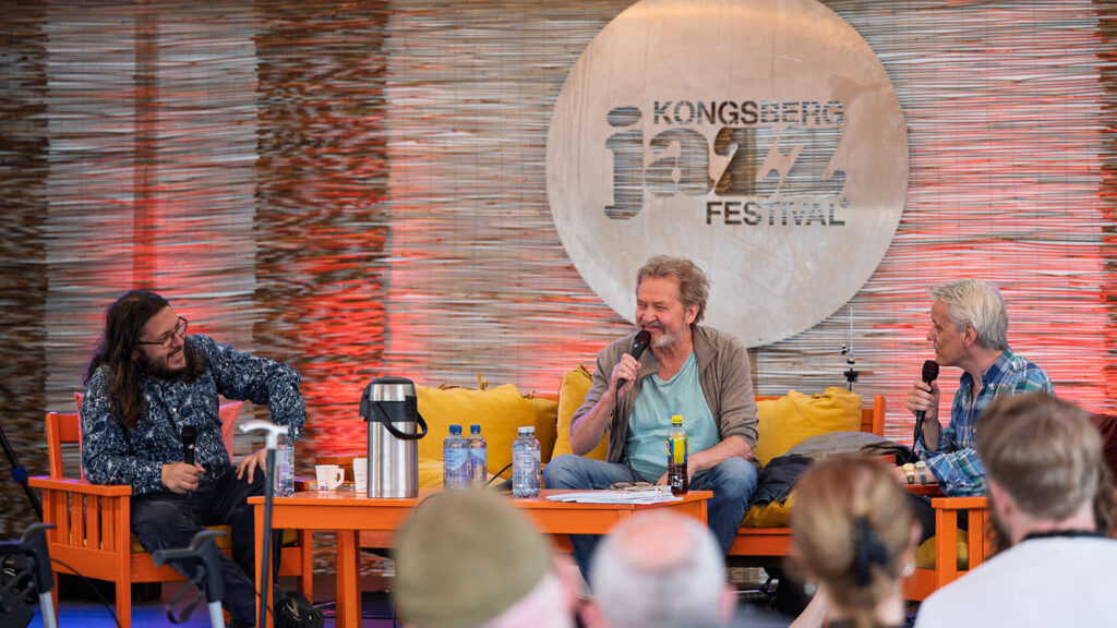 Filip Roshauw og Audun Vinger i samtale med Nils Petter Molvær i Jazzboksen under Kongsberg Jazzfestival i fjor.  Foto: Birgit Fostervold/Kongsberg Jazzfestival
