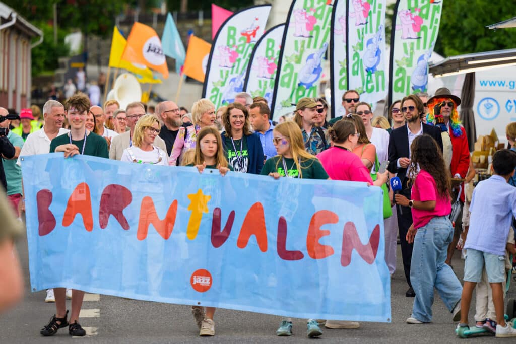 En fornøyd festivalsjef i senter av paraden. Til høyre går årets festivalåpner, skuespiller Anders Danielsen Lie. Foto: Birgit Fostervold/Kongsberg Jazzfestival