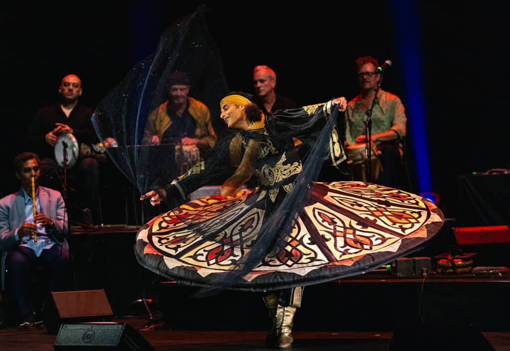 Musikalsk snurrebass: den hypnotiserende derwish-danseren Raed AbdElghany. Foto: Elizabeth Stephenson/Oslo Jazzfestival