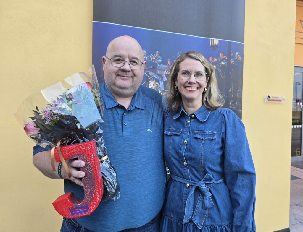Storbandpris-vinner Pål Vinland sammen med styreleder i Norsk jazzforum, Ragnhild Menes. Foto: Camilla Slaattun