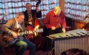 Jazzcafé 2. etage Peppes Pizza: Magne Henriksen – vibrafon, Terje Dyrud – gitar, Bjørn Svendsen – kontrabass
