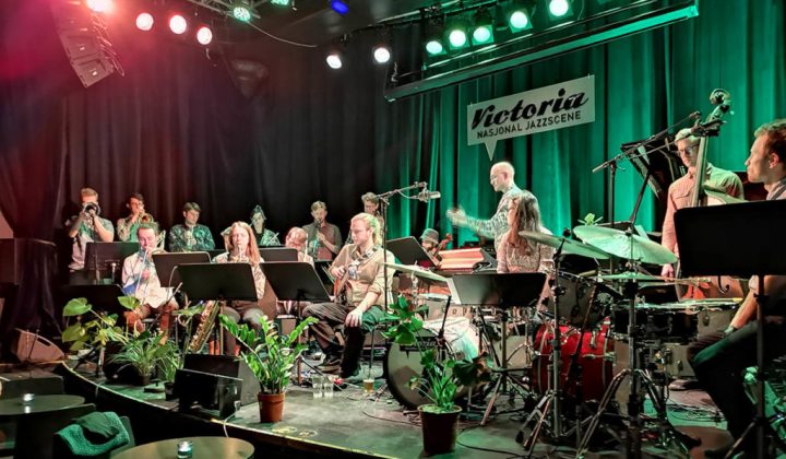 Storbandmusikk på rullering