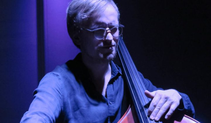 Akustisk velvære fra mann med bass