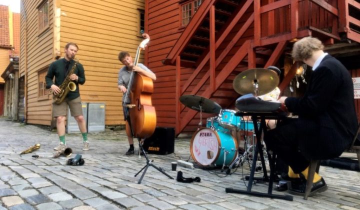 Fri blues på brostein