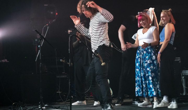 Sildesalat på et sølvfat